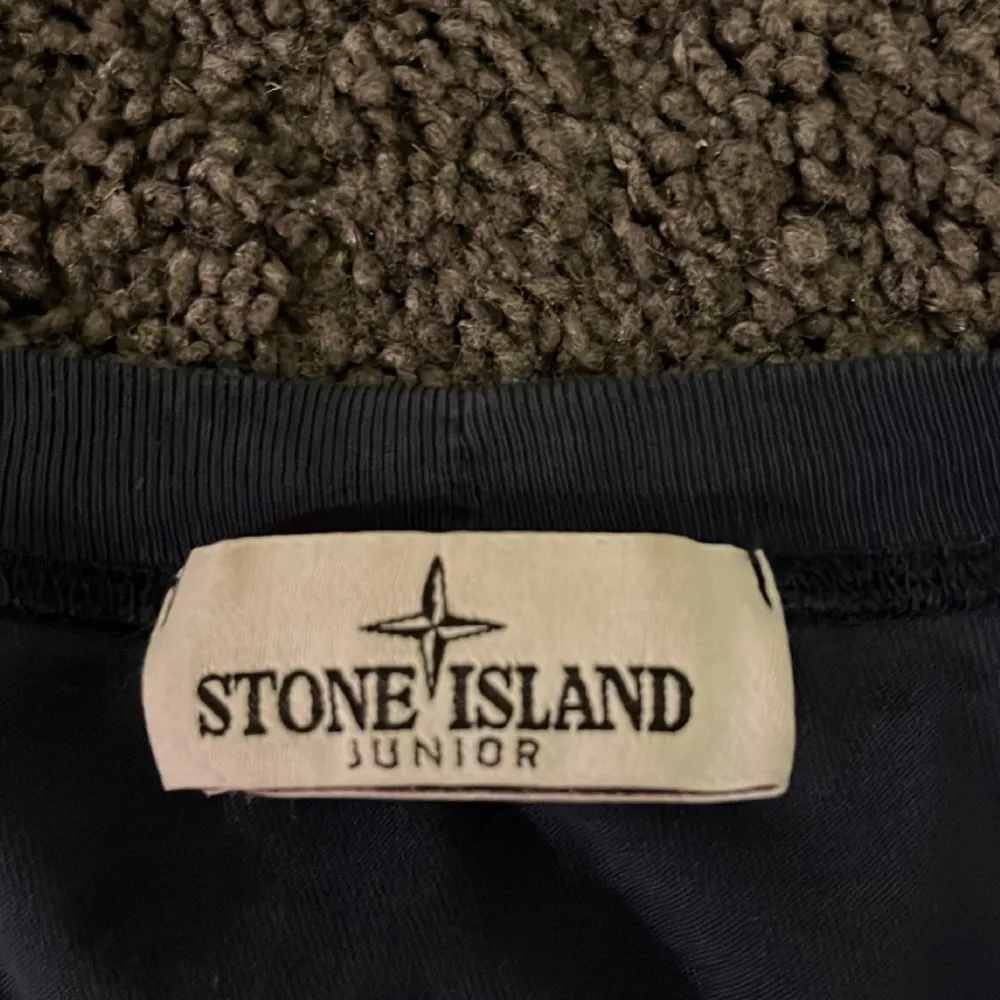 Stone island tröja i mycket bra skick. Använd fåtal gånger, bra kvalitet och passform. Tröjan är i junior, sitter bra på xs men även s i vuxenstorlekar. Nypris-1000kr Säljs för-300 kr. Tröjor & Koftor.