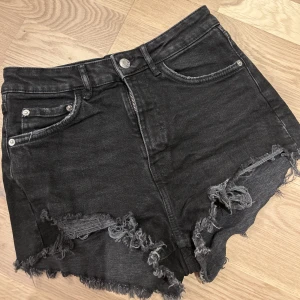 Zara shorts  - Svara jeansshorts från zara. Små i storleken, storlek 36. Aldrig använt.
