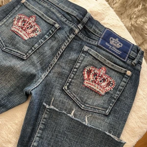 Victoria beckham jeans  - Lågmidjade victoria beckham jeans med bootcut, avklippta nedtill. 