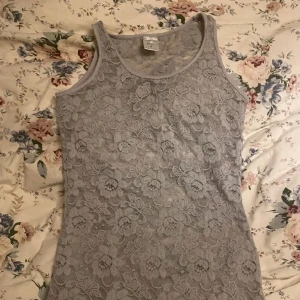 Spetslinne! - Ass snyggt spetslinne från hunkemöller! Jättefint skick inga defekter i storlek S. Säljer då det tyvärr var för stort för mig. 