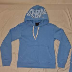 Säljer min Syna World tracksuit i storlek xs på grund av att den är för liten på mig köpt på strtsply.com för 4000kr för 2 veckor sen