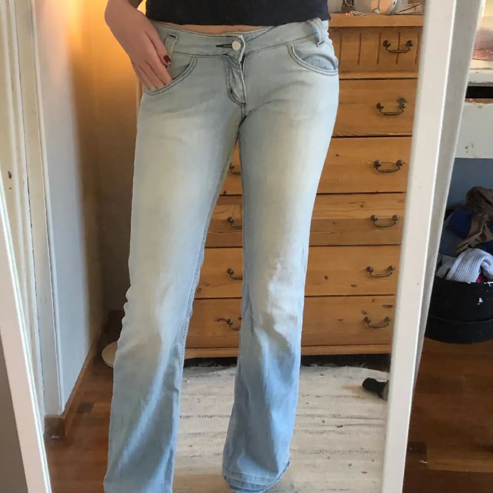 Ett par superfina Lee jeans i ljus wash som jag säljer pga lite för tajta för min smak. Dom har en fläck på bakfickan som man kan se i andra bilden och är uppsprätta i sömmarna i benen, men annars fint skick. Måtten är midja: 41cm, full längd: 105 cm. Jeans & Byxor.