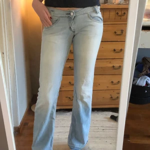 Low waist jeans - Ett par superfina Lee jeans i ljus wash som jag säljer pga lite för tajta för min smak. Dom har en fläck på bakfickan som man kan se i andra bilden och är uppsprätta i sömmarna i benen, men annars fint skick. Måtten är midja: 41cm, full längd: 105 cm