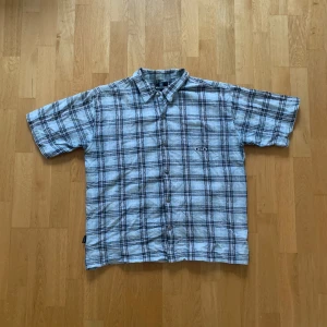 Blå Rutig Skjorta  - Blå Kortärmad Rutig Skjorta Storlek L (passar L/M) Bra skick 