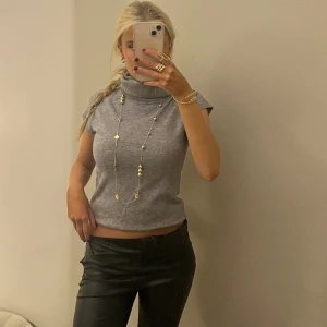 Polo tröja - Säljer denna så fina polo tröjan som är sjukt skönt material🥰 a