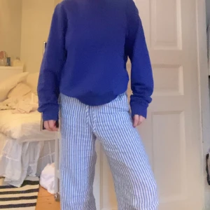 Mörkblå Sweatshirt - Fin mörkblå sweatshirt, den är medeltjock så det är ett bra layeringplagg🎀