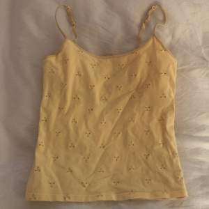 Fint gult linne från victoria’s secret! Köpt second hand men i jättefint skick.