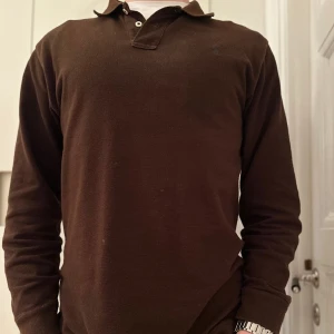 Ralph Lauren rugbytröja - Sjukt najs mörkbrun rugbytröja från Ralph Lauren| Nypris ca 1199kr| Mitt pris 275kr| Storleken e XL men skulle absolut säga att den sitter som L/M. Är 183 o väger 71kg och den sitter perfekt