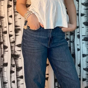 Marinblå jeans - Marinblå jeans från HM med högre midja. Jättefina dock har dem blivit för små☺️ Dock lite trasiga i ena benet längst ner så skriv gärna om du vill ha mer bilder på det💕