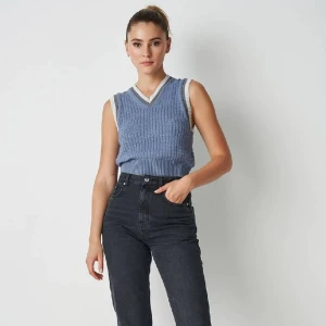 Stickad väst från nu-in - Köpt för ca 2 år sedan och har enbart används ett fåtal gånger. Orginalpris var 600 kr. (skriv för fler privata bilder)