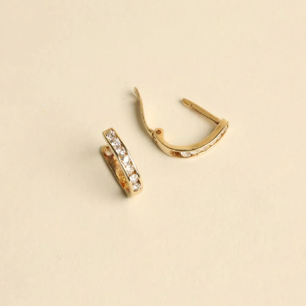 Örhängen i 18 karat Guld, som totalt väger 0.7 g. Örhängena mäter 1.5 cm. x 2.4 mm.. Accessoarer.