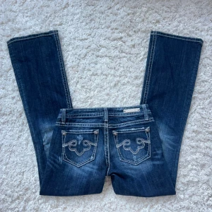 Lågmidjade Bootcut  - Världens snyggaste lågmidjade Bootcut jeans med vita sömmar fråm rerock, i superbra knappt använt skick. innerbenslängd:80 midjemått:36 (x2) + lite stretch. Vill du köpa trycker du på köp nu, jag postar inom 24h