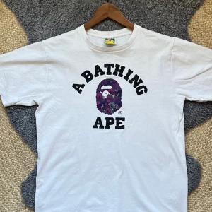 Bape Tee Purple Camo 2018 - Bape Tee i storlek M, köpt i New York 2018, Tearing på print framsida, öppen för alla bud