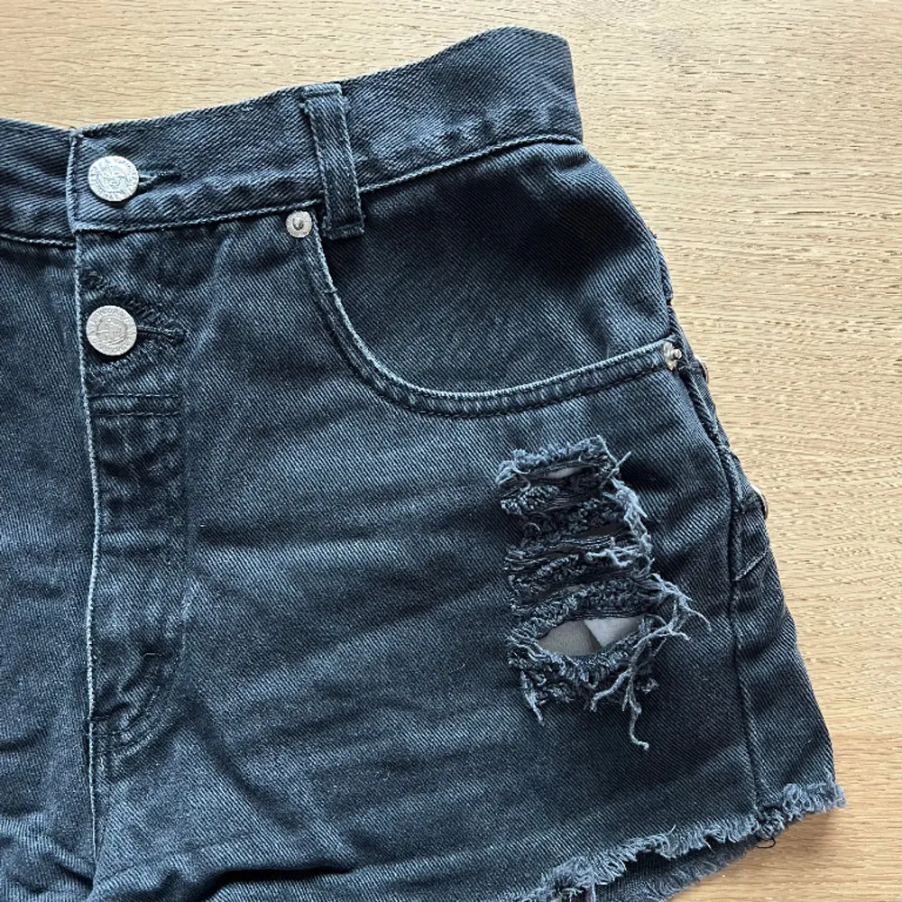 Perfekta denim shorts! Köpta i Los Angeles och har en helt perfekt passform. Sitter i midjan. Jag har 63~70 i midjemått och dessa sitter som en smäck på mig. 👌. Shorts.