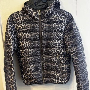 Colmar jacka - Cool Colmar jacka med leopardmönster i den tjockare modellen, storlek 44 (Italiensk) vilket motsvarar S/36, jättefint skick förutom något nopprig längst ner