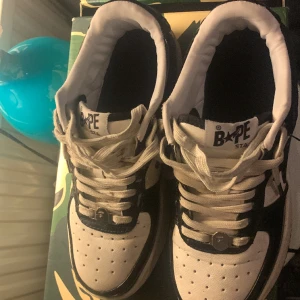 BAPE STA -  Skorna är i storlek 40 dom är nästan helt nya jag använt dem 4 gånger annars  helt nya.