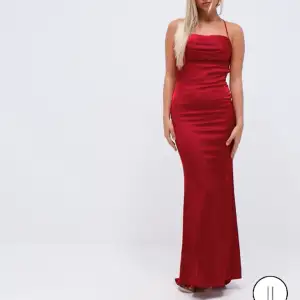 Säljer min jättefina röda balklänning som jag köpte förra året till 9ans bal! Eftersom den endast kommit till användning en gång så säljer jag vidare den! Nypris:1099! Pris kan diskuteras ❤️