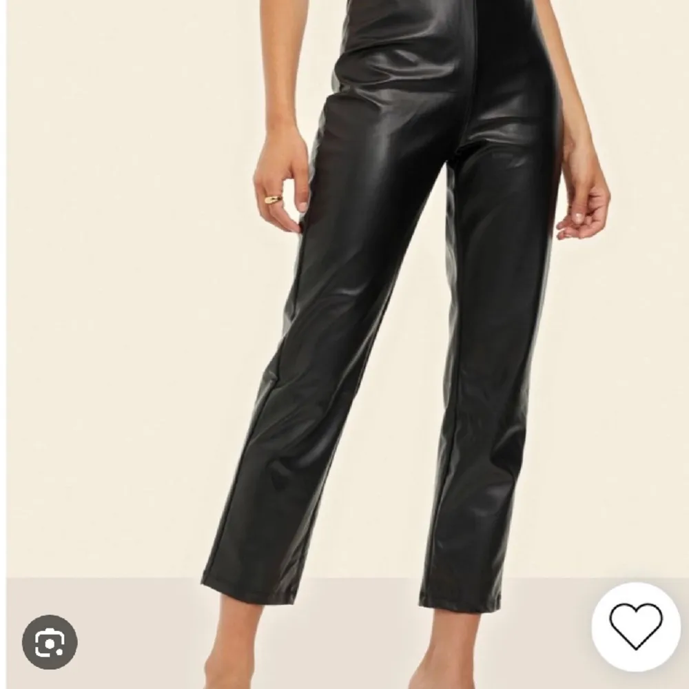 Säljer dessa skitsnygga skinnbyxorna från Bianca Ingrossos kollektion med Nelly då dom e försmå🥺. Jeans & Byxor.