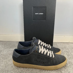 Saint Laurent skor - Säljer dessa sjukt snygga Saint Laurent court classics. Modellen är väldigt efterfrågad och är riktigt svår att få tag på. | Skick: 9/10 | Allt og ingår. | Bara att skriva vid minsta fundering!