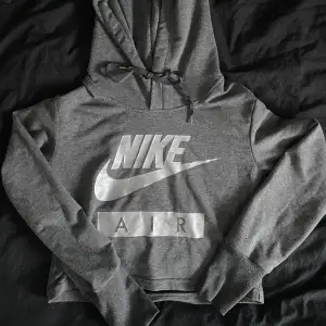 En cool croppad hoodie från Nike i storlek S 😻 den har tryck med silver vilket ger en snygg detalj! Bra skick!