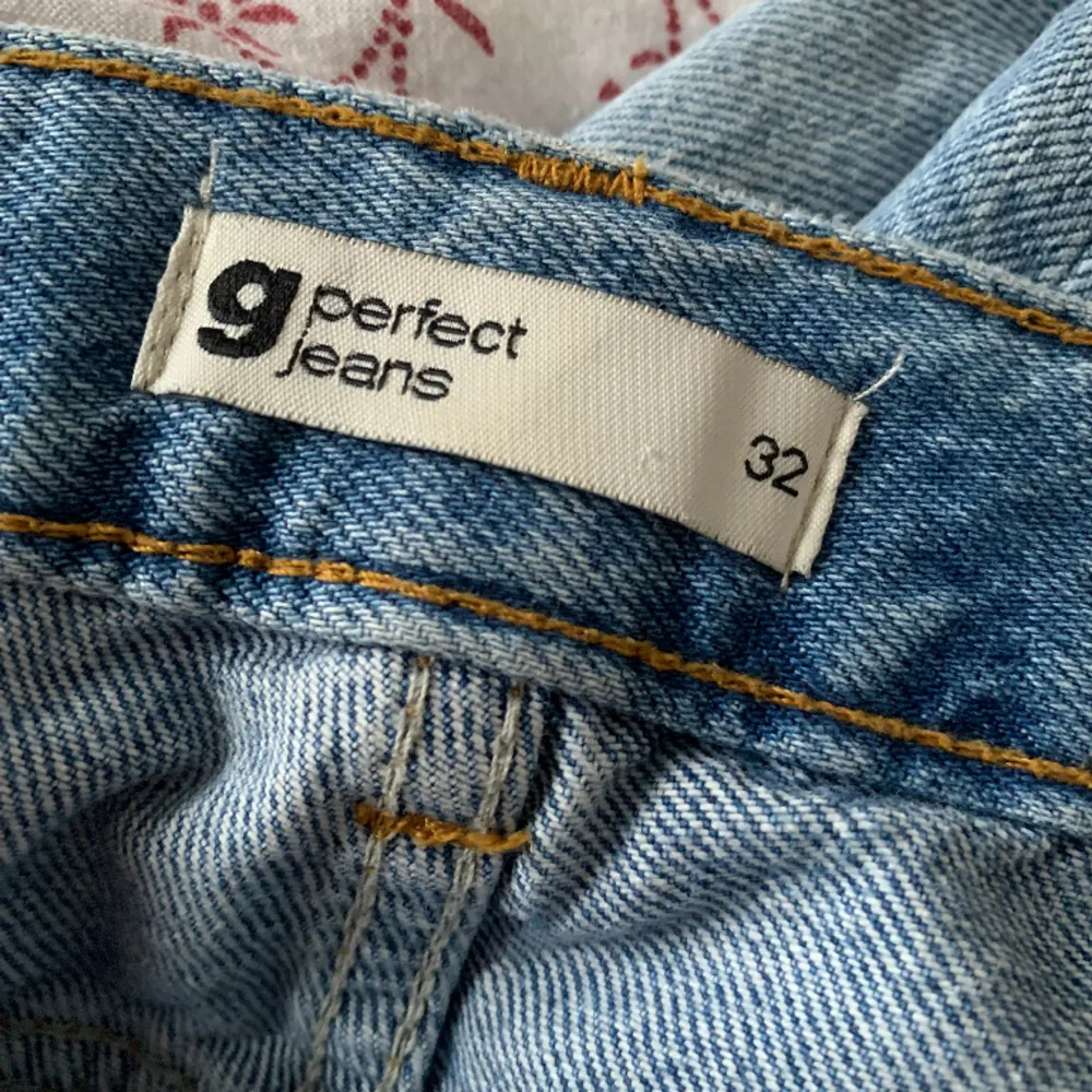 Säljer nu mina lågmidjade jeans från Gina för att jag tycker att dem sitter lite smått på mig🤍 sparsamt använda och inga skador eller nått sånt, hör av er vid frågor eller intresse! 🤍 Kan tänka mig gå ner i pris vid snabb affär. Jeans & Byxor.