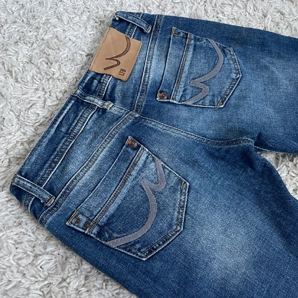 Gammal vintage modell från LTB. Lågmidjade och bootcut, kan tyvärr inte fixa bild på då de inte passar. ❤️ Midja rakt över: 33,5cm. Innerben: 77,5cm. Löser fler mått vid önskemål! 🥰 Håll koll på min profil, lägger för det mesta upp vintage jeans. 😍. Jeans & Byxor.