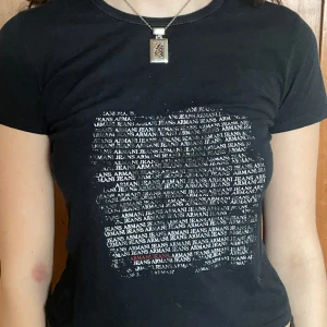 Armani baby tee - Bra passform med cool tryck! 