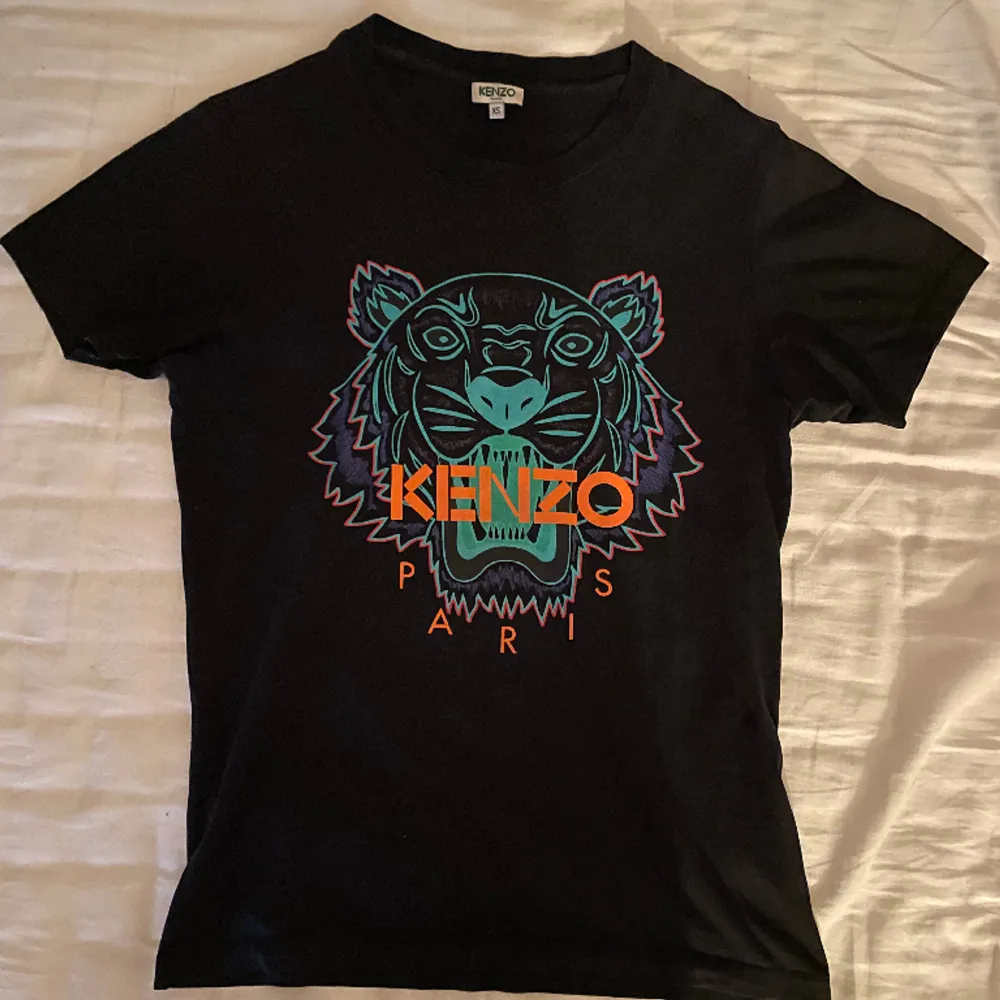 En riktigt fin t shirt från märket Kenzo. Den är i fint skick och använd fåtal gånger. Storlek XS.. Hoodies.