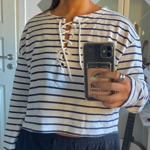 Långärmad tröja  - Jättefin och härlig tröja som går att använda på sommaren och våren. Är i gott skick och har ej använts 