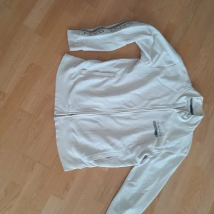 Snygg tröja från märket Gant - En snygg tröja från Gant  Begagnad med bra skick.