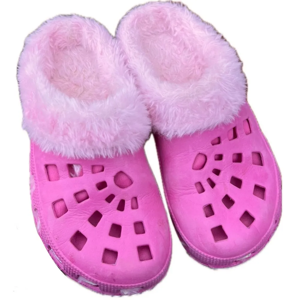 Unika crocs . Skor.