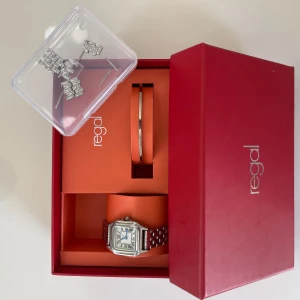 Regal silver klocka  - klocka från regal (ur&penn). Har har anpassat klockan efter min handledsstorlek men resterande delarna finns kvar. Man kan även anpassa storleken hos ur&penn gratis( läs på hemsidan). aldrig blivit utsatt för vatten. Stainless.Originalpris: 599kr