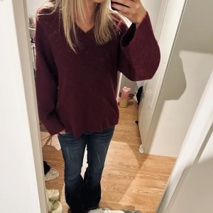 Stickad tröja - Supersnygg vinröd tröja från ginatrickot knappt använd