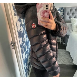 Colmar jacka  - Säljer nu min glansiga colmar jacka som är i fint skick💕 den har ett mindre hål i en av innerfickan men inte nåt som syns utåt, skriv för fler bilder! Ny pris 3 999kr jag säljer för 1900kr