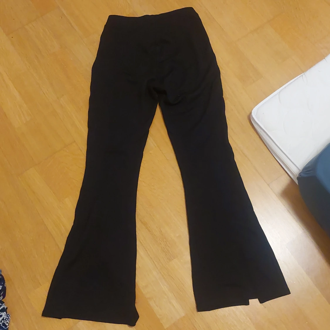 Svarta utsvängda slitt byxor - 92