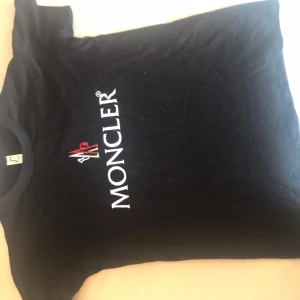 Moncler t shirt - Ny tröja passade inte mig 