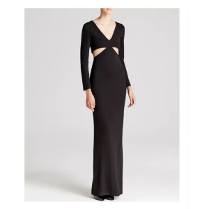 Mara Hoffman Klänning - Mara Hoffman Runway bazaar är en svart maxi klänning djup v-ringad med utskurna detaljer. Oanvänd. Ny pris 3800kr