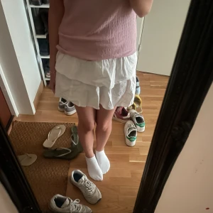 Kjol - Volangkjol i linne material, skulle behövas strykas innan användning, nyskick