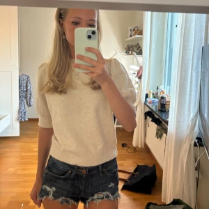 Kortärmad stickad tröja - Helt ny superfin stickad tröja som aldrig kommer till användning. Endast ett litet hål bak på kragen som inte syns. Se sista bilden. 