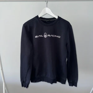 Sail Racing tröja - Mörkblå supermysig Sail Racing tröja, fint skick. Storlek M, kan passa S eller om man gillar lite oversize. Säljer pga använder ej längre.💖🌸