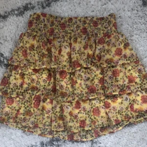 Blommig volangkjol - Jätte söt kjol som jag tycker är söt men jag får den inte till användning KÖP KÖP KÖP 💖💖