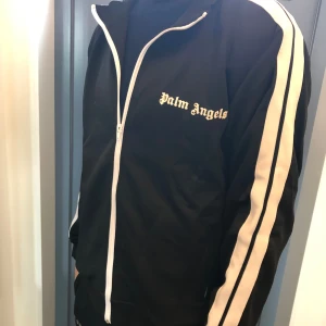 Palm angels tröja - Köpte den på plick för ett tag sedan men den var för stor så den har bara legat i garderoben! Priset går att ändra på vid smidig affär 👍