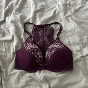 Bh från hunkemöller  - Använd fåtal gånger  70D  Är för liten för mig, passade när den testades i butik men så for jag rörde mig märkte jag att den var lite liten  Man får ett fint push och knäpper den i mitten