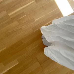 Gina tricot lång kjol - Gina tricot lång vit kjol  Storlek L men skulle säga att den passar bättre som storlek M  Fint skick använd 1 gång! 