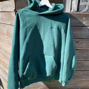 Maniere de Voir set - Skit snyggt set från manier de voir. Nypris cirka 3000. Endast använt några gånger och är i grymt skick. Hoodien är i storlek L och byxorna M. Passar mig som är runt 184.