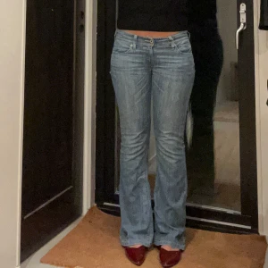 Levis lågmidjade boot cut jeans - Super snygga lågmidjade jeans från levis köpta vintage i en secondhandbutik i köpenhamn🫶🏼Mycket fint skick men använder inte längre🩷 
