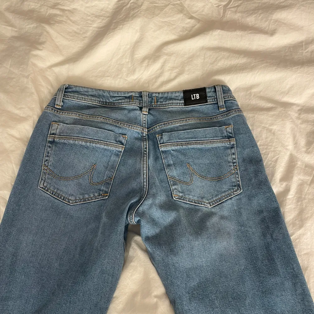 Helt nya Valerie LTB Jeans i ljusblått. Aldrig använda då de är förstora.   Köpta för 829kr. Jeans & Byxor.