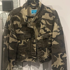 Militär jacka - Militär jacka som är använd ett fåtal gånger.