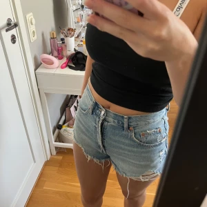 Blå jeansshorts från Zara - Nästan aldrig använda säljer för att jag köpte för liten storlek 