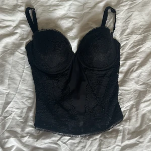 Korsett topp - Säljer denna jätte snygga korsett topp då den inte kommer till användning. Man kan ta av banden om man vill ha den utan. Lappen är borta men skulle säga att den passar en D kupa. 💕